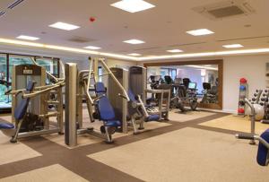 een fitnessruimte met loopbanden en machines in een gebouw bij Limestone Lodges in Bothel