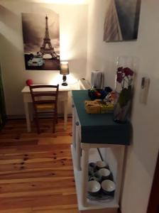 una cucina con bancone e tavolo con tazze di Chambre Sergeanne a Doulezon