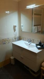 トスコラーノ・マデルノにあるCasabbのバスルーム(洗面台、鏡付)