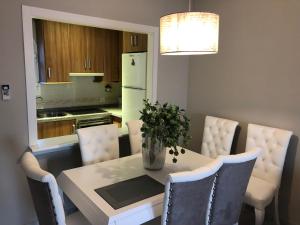 een keuken met een tafel en stoelen en een keuken met bij BALCON DEL MAR 2-3 A, APARTAMENT ON THE BEACH FRONT in La Cala de Mijas