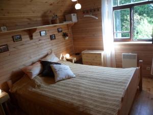 Postel nebo postele na pokoji v ubytování Guest House Ziedkalni