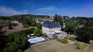 - une vue aérienne sur une maison avec une piscine dans l'établissement Château de Villars, à Villars