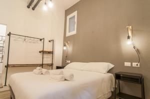 ペルージャにあるUmbrian Concierge - Factory House La Violaのベッドルーム1室(白いベッド1台、タオル付)