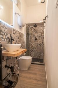 Un baño con inodoro, lavabo y ducha. en Umbrian Concierge - Factory House La Viola, en Perugia 14 fotos más