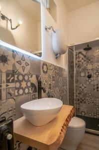 uma casa de banho com um lavatório e um chuveiro em Umbrian Concierge - Factory House La Viola em Perugia