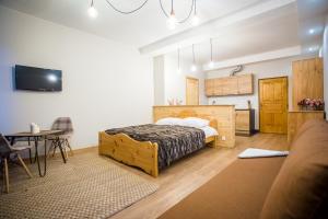 ザコパネにあるWilla Maria bisのベッドルーム1室(ベッド1台、テーブル、ソファ付)