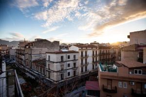 vista su una città con edifici di Appartamento La Rosa Pantesca a Palermo