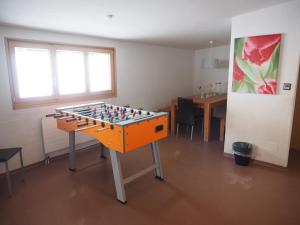 um quarto com um grande tabuleiro de xadrez sobre uma mesa em Tgantieni sot - Haus mit Herz em Lenzerheide