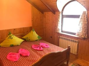 sypialnia z łóżkiem z dwoma łukami w obiekcie Shelest Vody w mieście Russkaya Mokraya