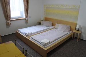Posteľ alebo postele v izbe v ubytovaní Apartmány Růže