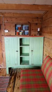 zieloną szafkę w pokoju z kanapą w obiekcie Tiny house with Fjordview! w mieście Lauvstad