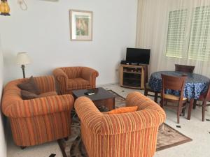 ein Wohnzimmer mit 2 Stühlen und einem Tisch in der Unterkunft Maison Dhiefa in Midoun