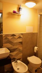 ein Badezimmer mit einem weißen WC und einem Waschbecken in der Unterkunft design loft in Cava deʼ Tirreni