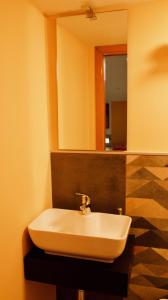 ein weißes Waschbecken im Bad mit Spiegel in der Unterkunft design loft in Cava deʼ Tirreni