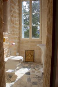 A bathroom at Château de Druon