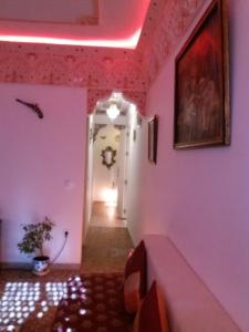 セビリアにあるCasa Marhaba - Welcomeのピンクの天井の廊下と廊下のある廊下