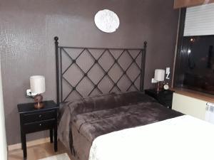 オウレンセにあるMaría Belkis llのベッドルーム1室(ベッド1台付)、2泊分のスタンド(ランプ付)