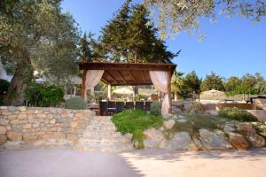 una boda al aire libre montada en una pared de piedra en Can Vich, en Sant Carles de Peralta