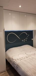 ニーウポールトにあるSpringvloedのベッドルーム1室(白黒のヘッドボード付きのベッド1台付)