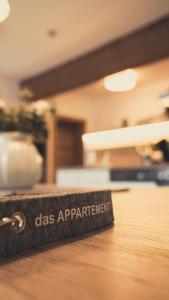 una etiqueta que dice si se aplica en una mesa en Haus Schlager "dasAppartement", en Annaberg im Lammertal