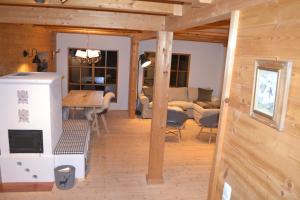 mit Blick auf ein Wohnzimmer mit einer Küche und einem Wohnzimmer in der Unterkunft Chalet Königsstand in Garmisch-Partenkirchen