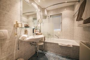 Łazienka w obiekcie Arlen Lodge Hotel inkl Premium Karte im Sommer