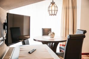 Telewizja i/lub zestaw kina domowego w obiekcie Arlen Lodge Hotel inkl Premium Karte im Sommer