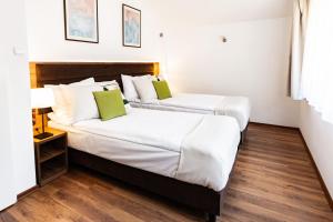 Łóżko lub łóżka w pokoju w obiekcie Pelikan Resort Dźwirzyno - Domki przy plaży