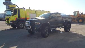 una camioneta negra estacionada junto a una camioneta amarilla en Apartment near the airport with ocean view, en Tromsø
