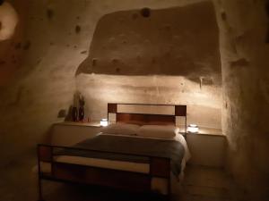 una camera da letto con letto e luci sul muro di B&b Il Cortile a Matera