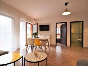 Televízia a/alebo spoločenská miestnosť v ubytovaní VIP Apartamenty FOLK RESIDENCE