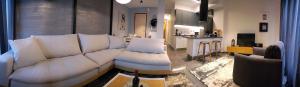 Posedenie v ubytovaní Comely luxury Apt Must