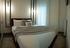 Postel nebo postele na pokoji v ubytování Comely luxury Apt Must