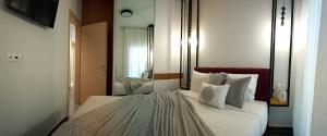 Postel nebo postele na pokoji v ubytování Comely luxury Apt Must