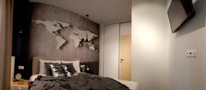 1 dormitorio con un mapa del mundo en la pared en Comely n Gusto luxury Apts.(Must) en Tesalónica