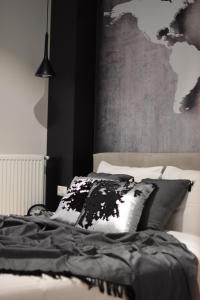 Postel nebo postele na pokoji v ubytování Comely luxury Apt Must