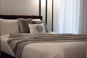 Postel nebo postele na pokoji v ubytování Comely luxury Apt Must