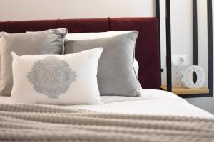 Postel nebo postele na pokoji v ubytování Comely luxury Apt Must