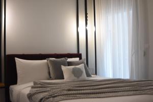 Postel nebo postele na pokoji v ubytování Comely luxury Apt Must