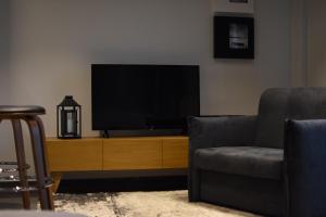 TV a/nebo společenská místnost v ubytování Comely luxury Apt Must