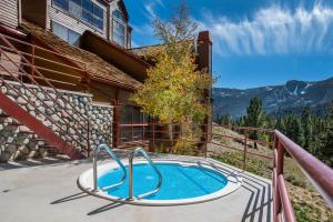 uma banheira de hidromassagem na varanda de uma casa em Aspen Creek by 101 Great Escapes em Mammoth Lakes