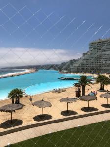 - Vistas a una playa con piscina y algunas sombrillas en Precioso San Alfonso del Mar, en Algarrobo