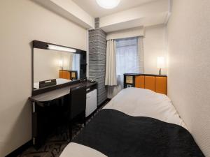 Llit o llits en una habitació de APA Hotel Kurashiki Ekimae