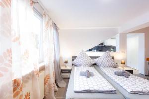 a bedroom with two beds and a window at Ferienwohnungen Traubeneiche in Remagen +74 photos