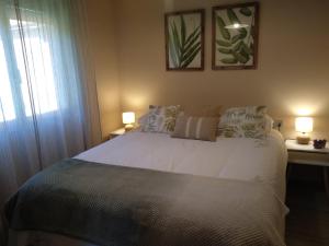 カンガス・デ・オニスにあるLa Konerieのベッドルーム(白い大型ベッド、ランプ2つ付)