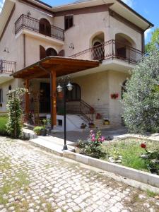 Casa grande con balcón y luz de la calle en B&B La Magnolia, en Sulmona