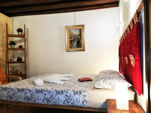 una camera da letto con un letto e asciugamani di Apart 1531 a Venezia