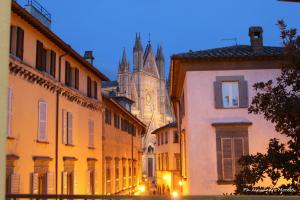 ulica miejska z budynkami i katedrą w tle w obiekcie Il Terrazzino sul Duomo w mieście Orvieto