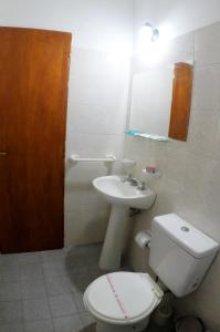 ein Bad mit einem WC und einem Waschbecken in der Unterkunft Casa Nuova Depto CERO in Villa María