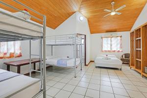 Postel nebo postele na pokoji v ubytování Beachfront Resort